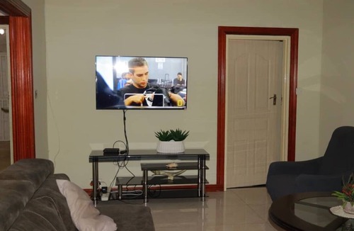 Gaborone House | Spacious 4-bedroom house with WiFi, AC in marvelous Gaborone
