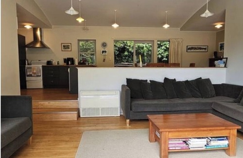 Te Kouma House | Spacious 4-bedroom house in beautiful Te Kouma with AC