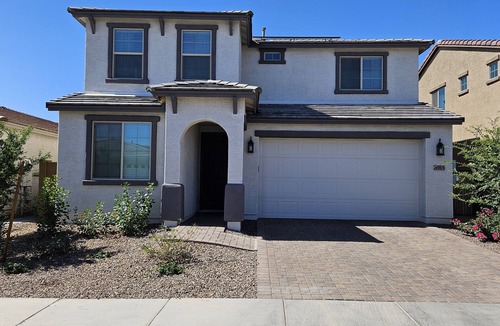 Glendale House | Spacious 4-bedroom house in Glendale with WiFi, 86-in TV, & 3-hole golf putting.