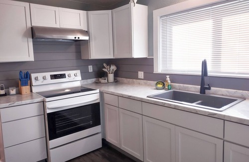 Bendena House | Spacious 4-bedroom house in pleasant Robinson with AC