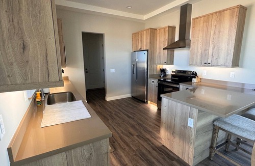 Wittmann House | Spacious 4-bedroom house with up to 4 stalls for your horses. 1W26848n