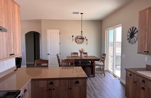 Wittmann House | Spacious 4-bedroom house with up to 4 stalls for your horses. 1W26848n