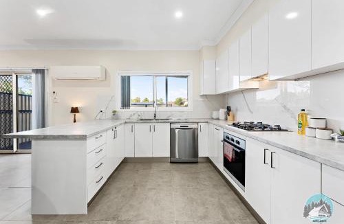 Guildford House | Spacious 4 Bedroom House Near Station & Parramatta