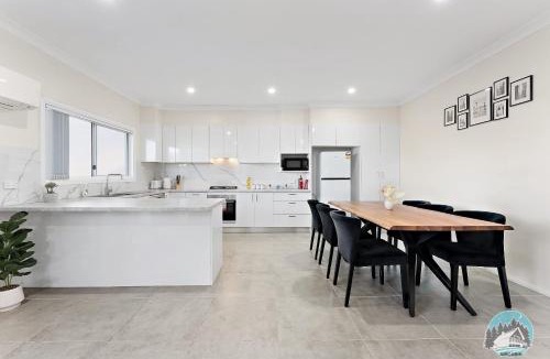 Guildford House | Spacious 4 Bedroom House Near Station & Parramatta