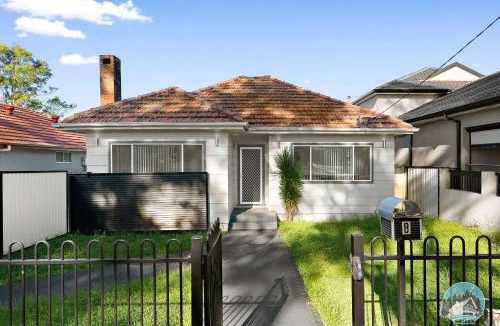 Guildford House | Spacious 4 Bedroom House Near Station & Parramatta
