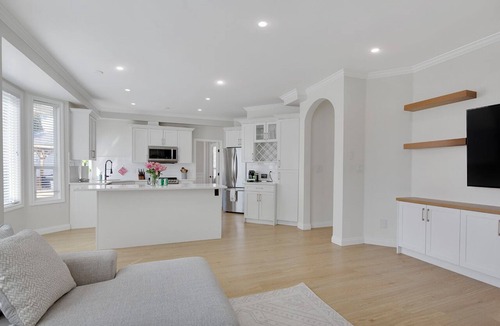 Willoughby House | Spacious 4-bedroom house Langley with WiFi, AC, 5 mins to 10 acre park