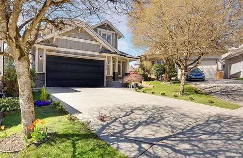 Willoughby House | Spacious 4-bedroom house Langley with WiFi, AC, 5 mins to 10 acre park