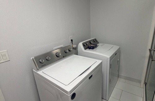Silver Lake House | Spacious 4-bedroom house in charming Everett with AC