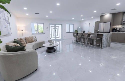 Hialeah House | Spacious 4-bedroom house in beautiful Hialeah with AC