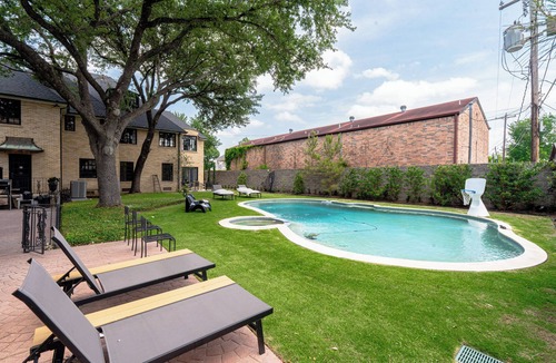 MacGregor House | Spacious 4-bedroom house in gorgeous Houston with AC and fitness room