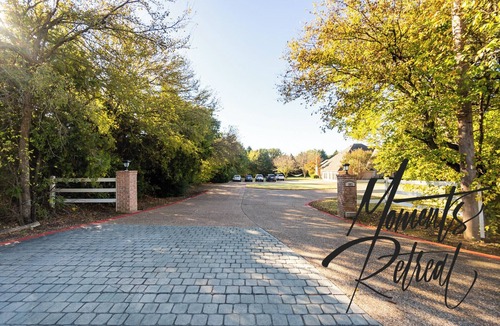 Lake Dallas House | Spacious 4-bedroom house on 3 Acres in fabulous Lake Dallas with AC & WiFi
