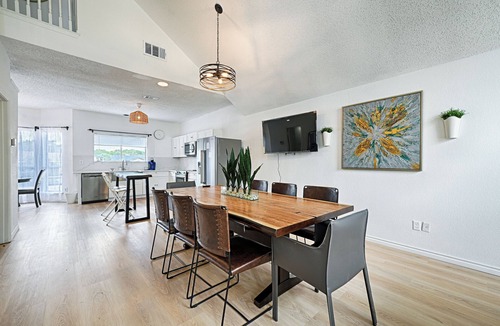 Irving House | Spacious 4-bedroom house in peaceful Irving with WiFi, AC, Keyak fun