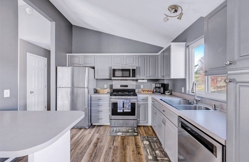 North Central Omaha House | Spacious 4-bedroom house in adorable Omaha with comfort