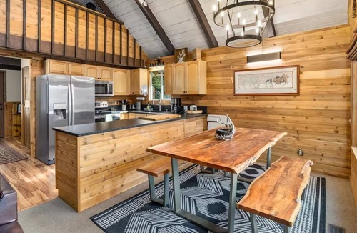 Roslyn Ridge House | Spacious 4-bedroom house in tranquil Ronald with hot tub and game room
