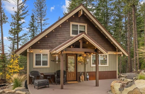 Roslyn Ridge House | Spacious 4-bedroom house in tranquil Ronald with hot tub and game room