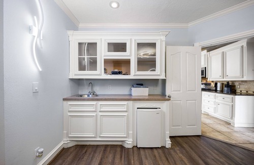 Spring House | Spacious 4-bedroom house with Pool
