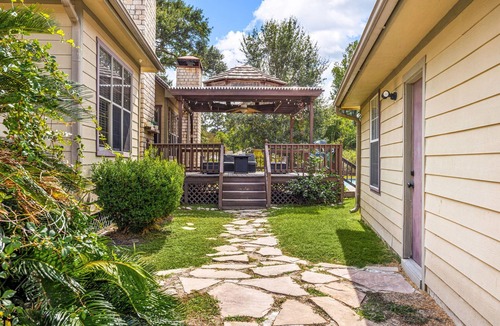 Spring House | Spacious 4-bedroom house with Pool
