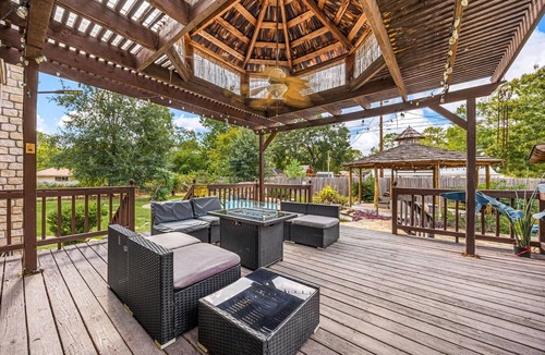 Spring House | Spacious 4-bedroom house with Pool