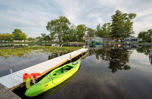 Syracuse House | Spacious 4-bedroom lake cottage with lake access