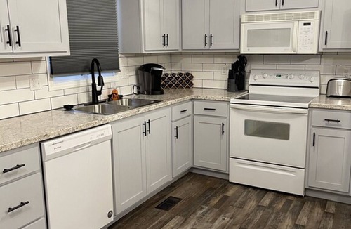 Rolla House | Spacious 4-Bedroom Modern Farmhouse Ideal Family Getaway & Gatherings