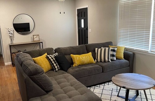 Rolla House | Spacious 4-Bedroom Modern Farmhouse Ideal Family Getaway & Gatherings