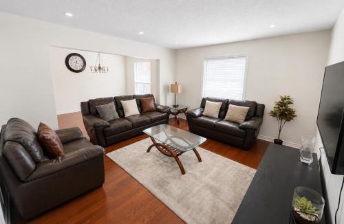 Orangeville House | Spacious 4-Bedroom Orangeville Home with Free Parking, Laundry & Private Deck - 10 Min Walk to Headwaters Hospital, 5 Mins to Mount Alverno - Ideal for Medical & Large Group Stays!