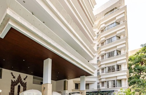 Asoke Apartment | Spacious 4-bedroom Penthouse.8 min to BTS. Next to Emsphere. Elevator+Wheelchair