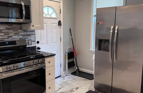 Rossville House | Spacious 4-bedroom retreat house with plenty of parking