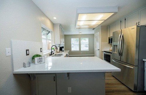 Turlock House | Spacious 4-Bedroom Retreat in a Quiet Neighborhood w/3-Car Garage