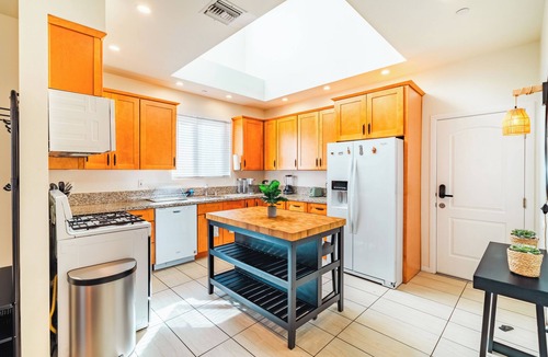 West Gateway House | Spacious 4-Bedroom Townhome/2-Car Garage/Cruise Terminal