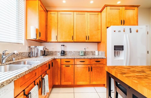 West Gateway House | Spacious 4-Bedroom Townhome/2-Car Garage/Cruise Terminal