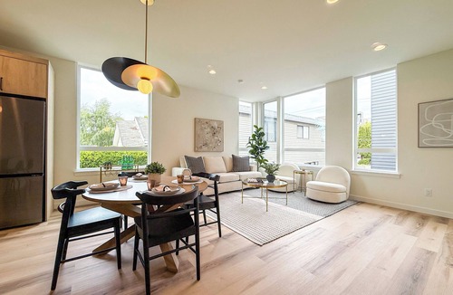 West Woodland House | Spacious 4-bedroom townhome in beautiful Seattle