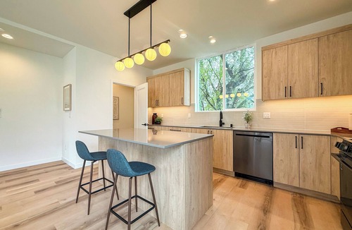 West Woodland House | Spacious 4-bedroom townhome in beautiful Seattle