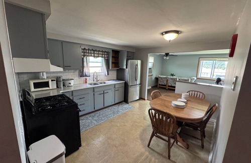 Cheektowaga Apartment | Spacious 4-bedroom apartment in cool Cheektowaga with AC