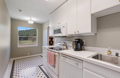 Yacolt House | Spacious 4-Bedroom Farmstay at Pomeroy Cellars