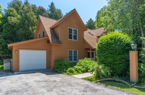 Rowleys Bay House | Spacious 4 bedroom Lakefront Home on Rowleys Bay!
