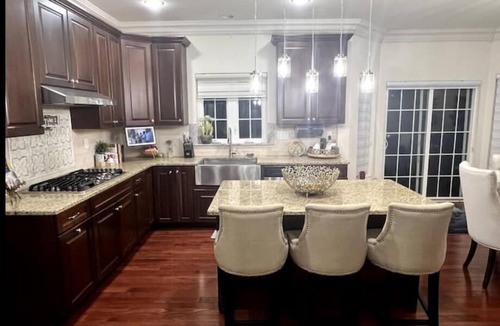 New Windsor House | Spacious 4-bedroom building with AC, fitness room in charming New Windsor
