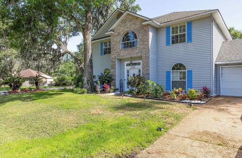 Lakeside House | Spacious 4-bedroom house in Orange Park with Gameroom and Jacuzzi Bathtub