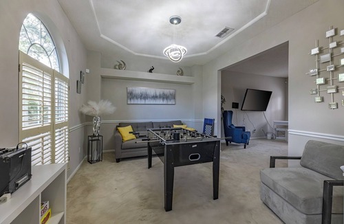 Lakeside House | Spacious 4-bedroom house in Orange Park with Gameroom and Jacuzzi Bathtub