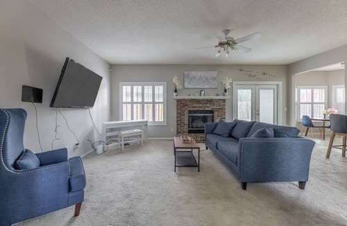 Lakeside House | Spacious 4-bedroom house in Orange Park with Gameroom and Jacuzzi Bathtub
