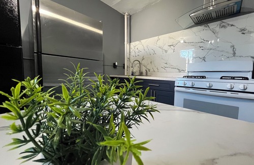 Spruce Hill Apartment | Spacious 4-bedroom unit with WiFi, AC near UPenn in university city Philadelphia