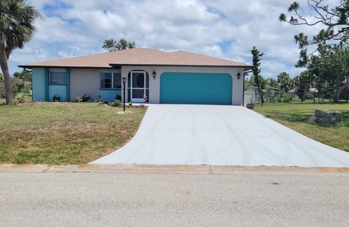 Oakland Hills House | Spacious 4-bedroom house in charming Rotonda West with WiFi, AC, canal front.