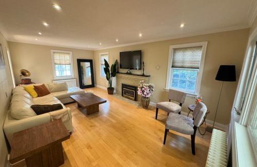 Newtonbrook House | Spacious 4-Bedrooms Friendly House-Pool-Parking