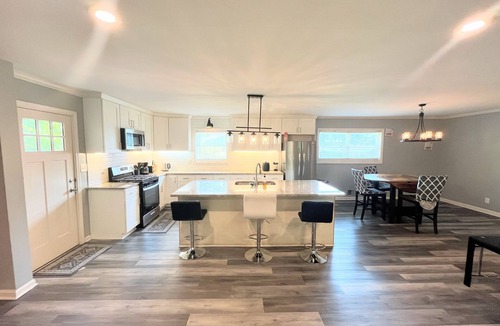 College Park House | Spacious 4 BR 3 Full Bath House Near Airport & Shopping!