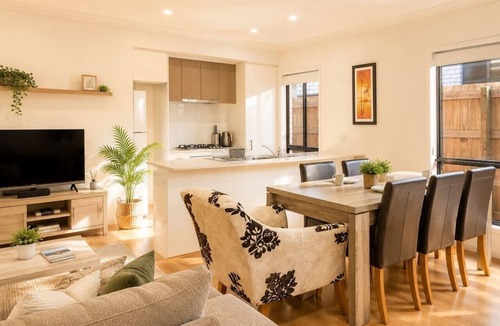 Logan Reserve House | Spacious 4B Near Logan with Parking