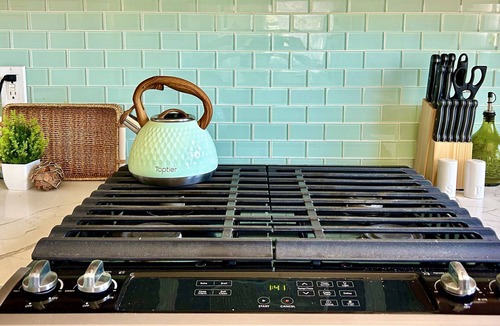 Upper Telegraph House | Spacious 4Bd-3Ba Temescal Home near UC-Berkeley with Firepit & Outdoor Dining