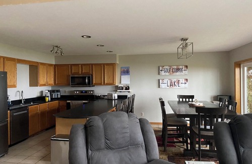 Onamia House | Spacious 4BD 3Bth townhouse on the peninsula!