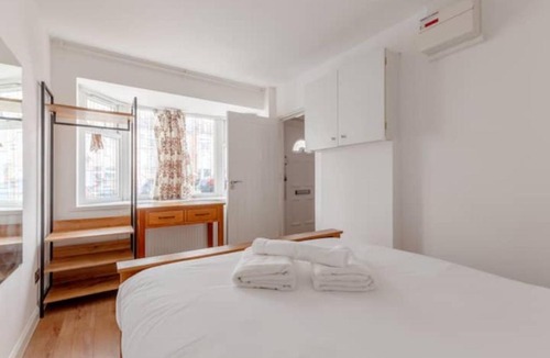 Custom House House | Spacious 4BD Home near ExCel London!
