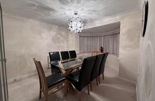 Rufford House | Spacious 4BD House with Character in Coventry