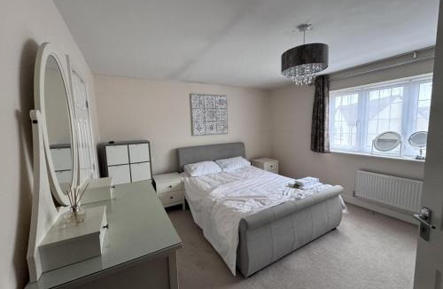 Rufford House | Spacious 4BD House with Character in Coventry